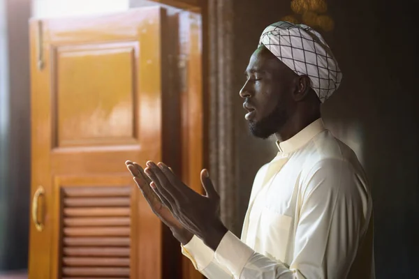 Muslim Man Med Dyrkan Och För Allah Välsignelse Islam Ceremoni — Stockfoto