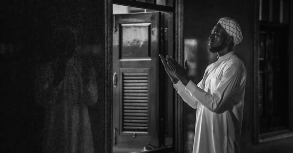 Мусульманин Совершающий Обряд Поклонения Молящийся Благословение Аллаха Мечети Время Исламского — стоковое фото
