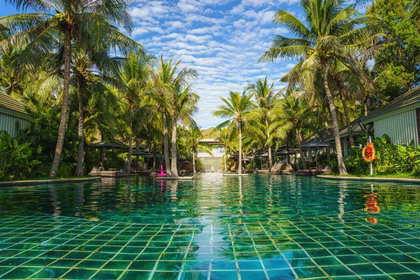 Paisaje Paisaje Piscina Rodeada Cocoteros Bangalows Balneario Piscina Hotel Bungalow — Foto de Stock