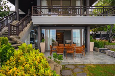 Huahin Tayland 'daki sahil tatil köyü ve otel için deniz manzarası ve ön bungalovu.