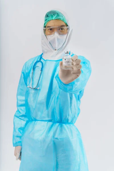 Coronavirus Covid Butelka Szczepionki Ręce Lekarza Stetoskopem Pełnym Pokryciu Mundur — Zdjęcie stockowe