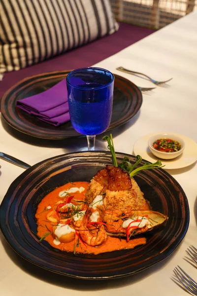 Primer Plano Arroz Frito Con Mariscos Curry Rojo Mesa Restaurante — Foto de Stock