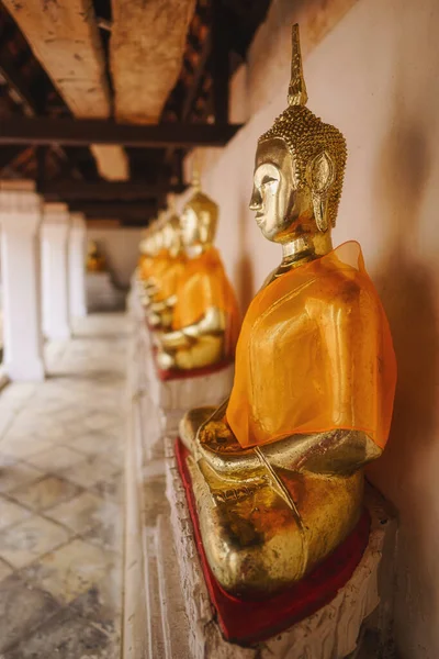 Linje Sittande Buddha Staty Templet Thailand — Stockfoto