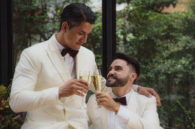 Kafkasyalı lgbtq eşcinsel çift düğün törenini şampanyayla birlikte kutluyor. lgbtq kavramı aynı cinsiyet ilişkisi.