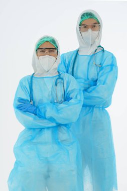 PPE kaplamalı erkek ve kadın doktorlar tek kullanımlık tıbbi elbise ve tıbbi yüz maskesi ve koruyucu gözlük takarak Coronavirus covid-19 'u kırpma yolu ile beyaza izole etmek için koruyucu gözlük takıyorlar.