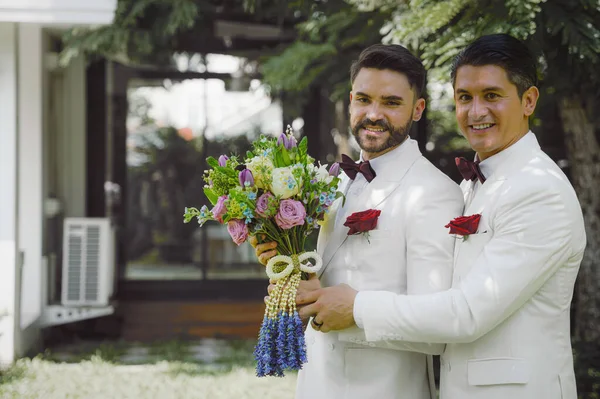 Caucasiano Lgbtq Gay Casal Feliz Juntos Após Cerimônia Casamento Segurando — Fotografia de Stock