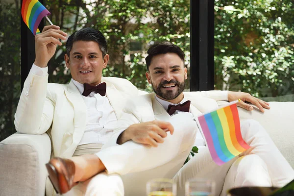 Kaukasiska Lgbtq Homosexuella Par Lyckliga Tillsammans Efter Bröllopsceremoni Och Hålla — Stockfoto