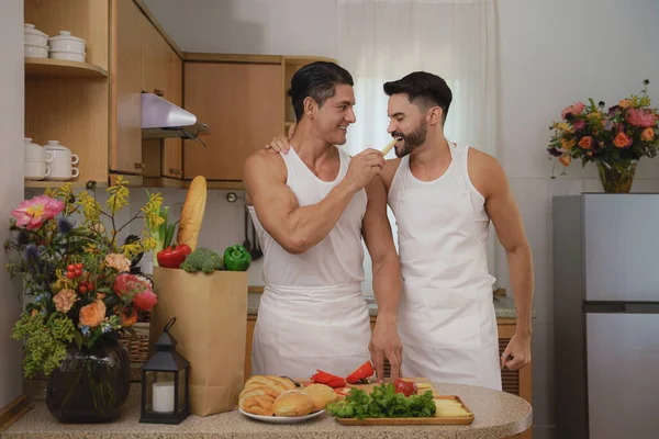 Caucasico Lgbtq Gay Coppia Godendo Cottura Cibo Insieme Cucina Concetto — Foto Stock