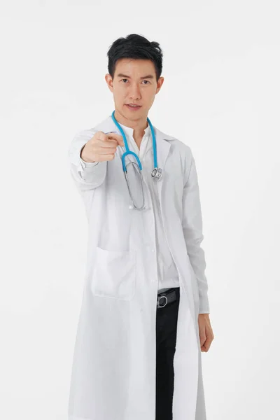 Porträtt Asiatisk Manlig Läkare Vit Labbrock Med Stetoskop Isolat Whit — Stockfoto