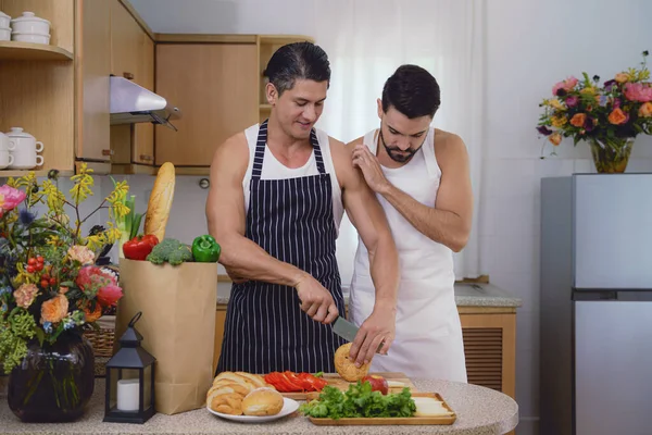 Caucasiano Lgbtq Gay Casal Gostando Cozinhar Comida Juntos Cozinha Conceito — Fotografia de Stock