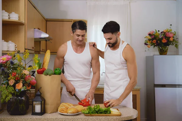 Caucasiano Lgbtq Gay Casal Gostando Cozinhar Comida Juntos Cozinha Conceito — Fotografia de Stock