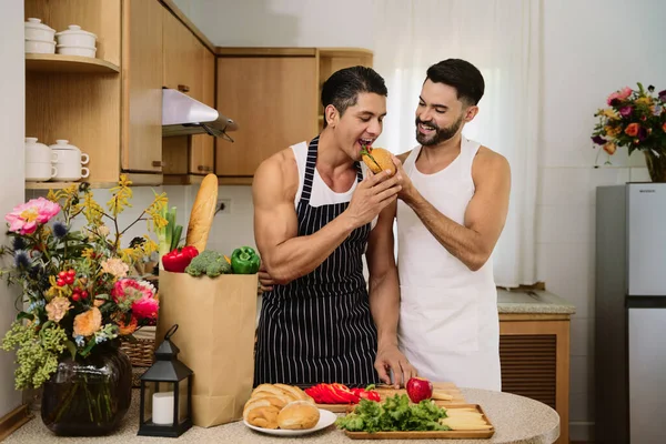 Caucasiano Lgbtq Gay Casal Gostando Cozinhar Comida Juntos Cozinha Conceito — Fotografia de Stock