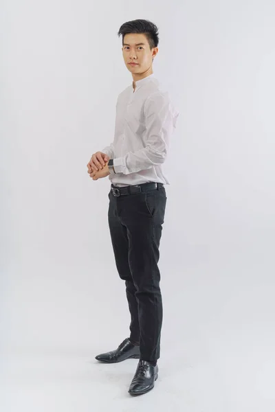 Portret Van Aantrekkelijke Aziatische Zakenman Executive Standing Geïsoleerd Witte Achtergrond — Stockfoto