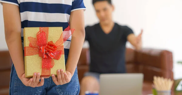 Regalo Mano Del Chiquitín Que Esconde Detrás Quiere Hacer Presentación — Foto de Stock