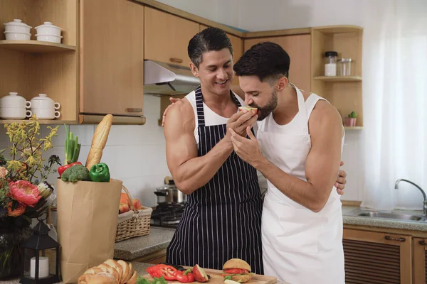 Caucásico Lgbtq Pareja Gay Disfrutando Cocinar Alimentos Juntos Cocina Concepto — Foto de Stock