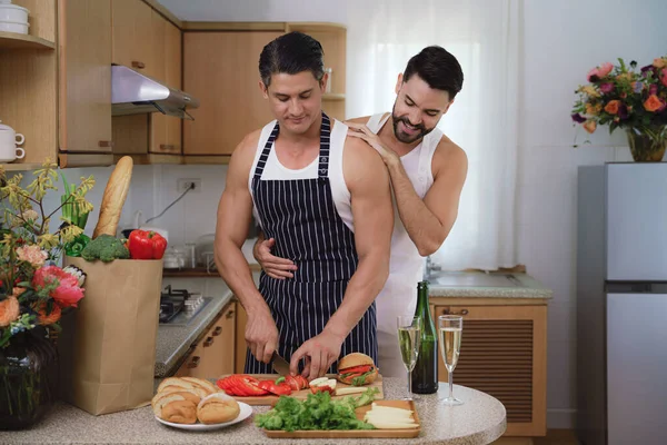 Caucásico Lgbtq Pareja Gay Disfrutando Cocinar Alimentos Juntos Cocina Concepto — Foto de Stock