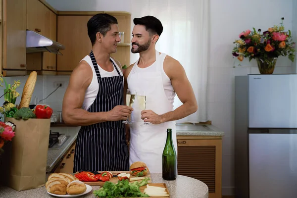 Caucásico Lgbtq Pareja Gay Disfrutando Cocinar Comida Tener Champaigne Juntos —  Fotos de Stock