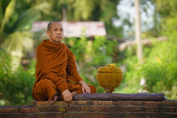 Thai Βουδιστής Μοναχός Μακρύ Μοναχό Λαβή Ομπρέλα Και Ελεημοσύνη Μπολ — Φωτογραφία Αρχείου