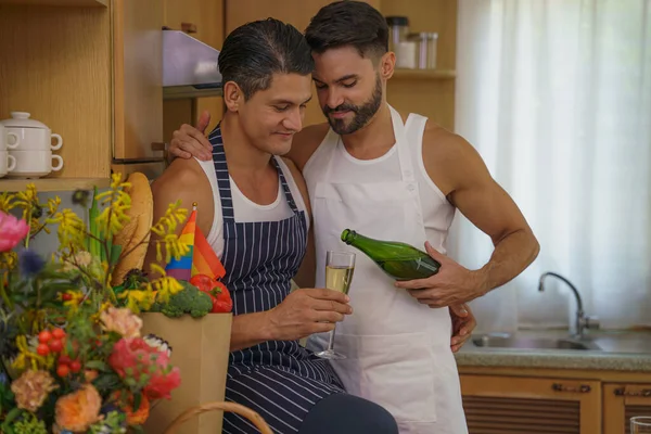 Caucásico Lgbtq Pareja Gay Disfrutando Cocinar Alimentos Tener Champaign Juntos — Foto de Stock
