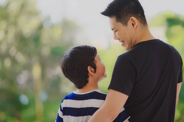 Retrato Pai Filho Conversando Estreitamente Junto Com Amor Casa Conceito — Fotografia de Stock