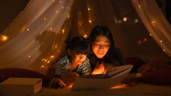 Asiatique Mère Fille Avoir Bon Temps Ensemble Maman Lecture Conte — Photo