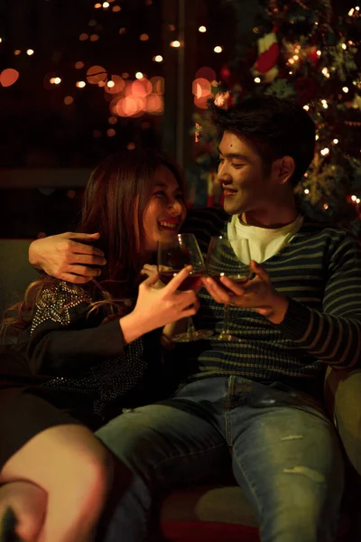 Asiatiska Par Har Romantisk Stund Tillsammans För Att Fira Jul — Stockfoto