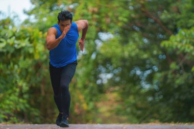 Atletik sporcu ve sprinter hızlı koşu antrenmanı yapıyorlar ve sağlık için parkta egzersiz yapıyorlar. Atletik ve sporcu insan yaşam tarzı kavramı