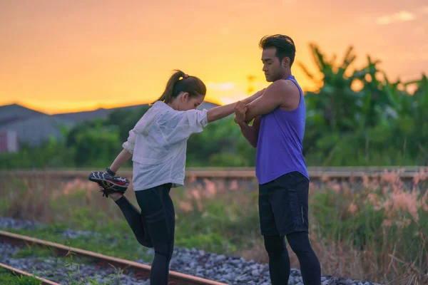 Asiático Casal Atlético Sportswear Esticando Seu Corpo Para Aquecer Antes — Fotografia de Stock