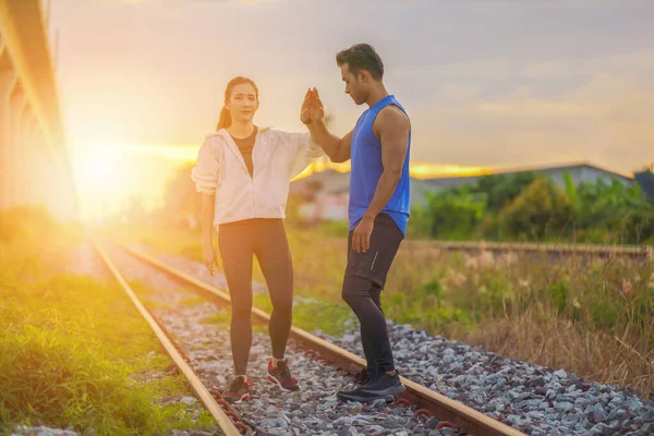 Asyalı Atletik Çift Sabah Antrenmana Giderken Eski Tren Yolu Boyunca — Stok fotoğraf