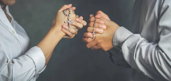 Fundo Cristianismo Duas Mãos Segurando Cruz Rosário Orando Por Bênção — Fotografia de Stock