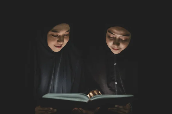 Dvě Muslimky Čtou Knihu Quran Stínu Světlem Tváři Knize Koncept — Stock fotografie