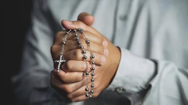 Latar Belakang Agama Kristen Dari Tangan Manusia Memegang Salib Rosario — Stok Foto