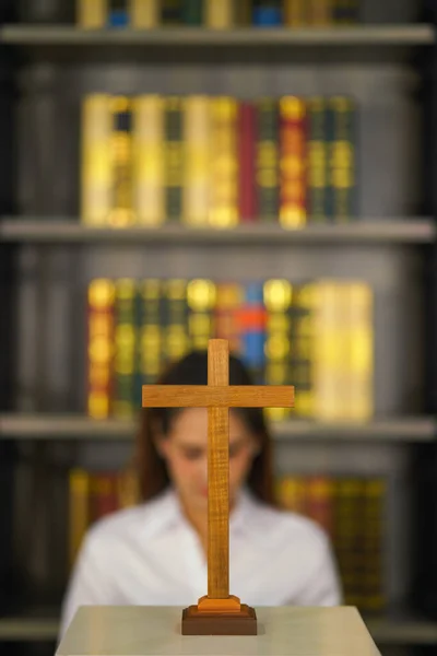 Křesťanské Pozadí Dřevěného Kříže Rozmazaným Pozadím Ženy Modlící Boží Požehnání — Stock fotografie
