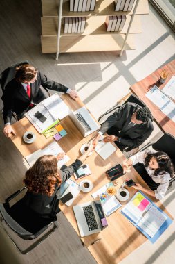 İş adamlarının toplantı odasında iş görüşmeleri vardır.