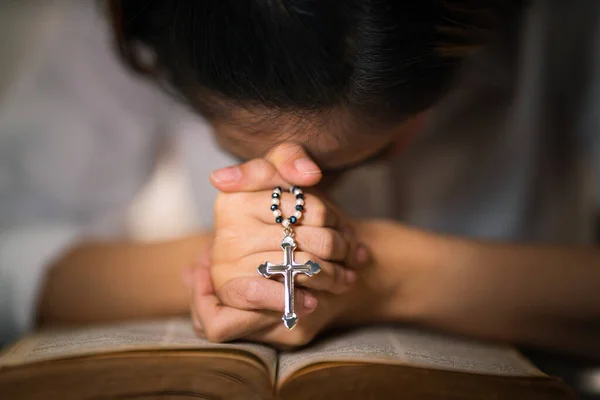 Fundo Cristianismo Rosário Jesus Cruz Mãos Mulher Orando Por Bênção — Fotografia de Stock