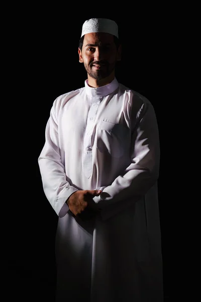 Retrato Del Hombre Musulmán Vestimenta Tradicional Fondo Oscuro — Foto de Stock