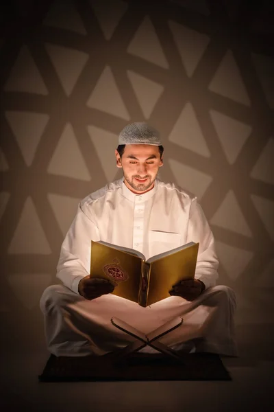 Islam Religie Achtergrond Van Moslim Man Met Heilige Koran Boek — Stockfoto