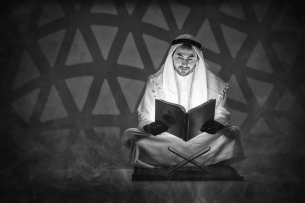 Islam Religie Achtergrond Van Arabische Moslim Man Met Heilige Koran — Stockfoto