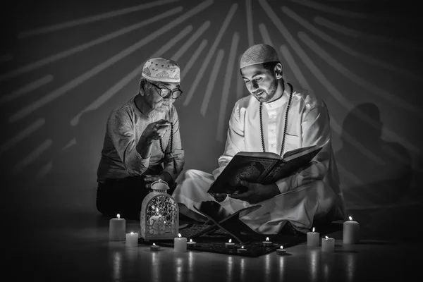 Deux Personnes Musulmanes Lisent Étudient Ensemble Islam Livre Sacré Coran — Photo