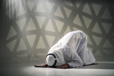 Müslümanların namaz kılması ve Allah 'ın İslam camisini kutsaması için dua etmesi. Arap Müslümanlar kutsal Ramazan ayında diz çöküp dua ediyorlar.