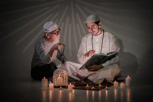 Moslimmensen Die Moskee Zitten Samen Het Heilige Koranboek Lezen Aziatische — Stockfoto