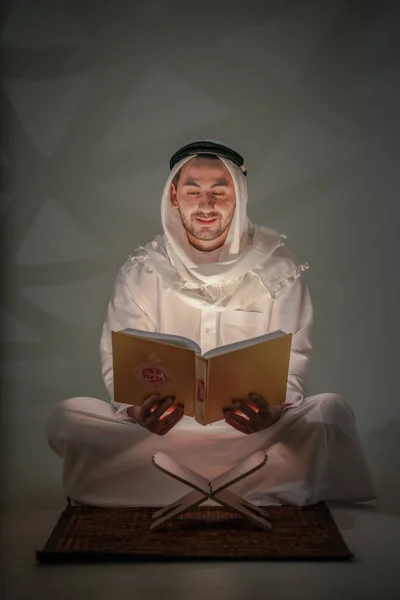 阿拉布穆斯林祷告者坐在清真寺里诵读圣书 在拉马丹期间 阿拉布穆斯林学习神圣的古兰经 古兰经 阿拉伯文字意义的Al Quran书 — 图库照片