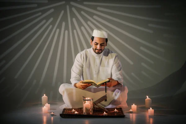 Aziatische Moslim Gebed Zitten Moskee Lezen Heilige Koran Boek Moslim — Stockfoto