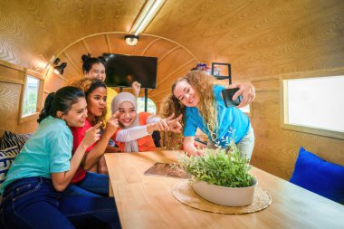 Çeşitli çok kültürlü kadın arkadaşlar bir araya gelir ve karavanda seyahat ederken dinlenme ve toplantı odasında birlikte olmanın keyfini çıkarırlar.