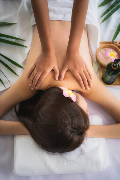 Mujer Recibiendo Tratamiento Masaje Corporal Spa Salón Spa Belleza — Foto de Stock