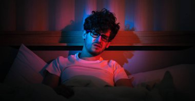 Kafkasyalı bir adamın dramatik portresi uykusuzluk çekiyor. Endişe duyuyor ve gece geç saatte yatakta yorgun düşüyor.