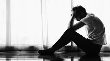 Beyaz adamın dramatik portresi, evde tek başına oturan umutsuz beslenen ve siyah beyaz işsizlikten depresyona giren kederli bir adam.