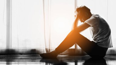 Kafkasyalı bir adamın dramatik portresi. Evde tek başına oturmuş umutsuzca beslenen ve işsizlikten depresyona giren kederli bakışları.