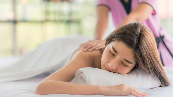 Asiático Joven Mujer Tener Bueno Tiempo Relajante Con Masaje Tratamiento — Foto de Stock