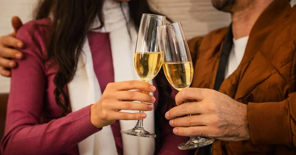 Lukke Opp Par Som Holder Glass Med Champagne Mens Sitter – stockfoto